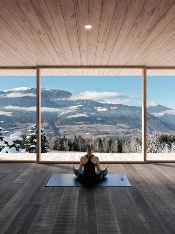 Yogaraum mit Bergblick und schneebedeckter Landschaft