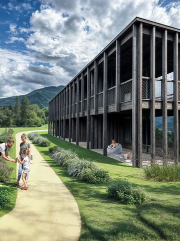 Moderne Holzfassade des Hotels mit Spaziergehweg und Familie