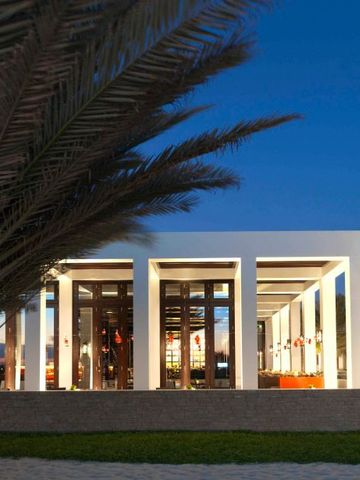 Moderne Architektur bei Abenddämmerung im Al Baleed Resort Salalah.