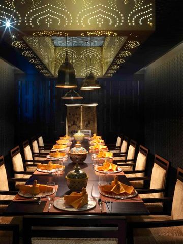 Luxuriöser privater Speiseraum mit dekorativer Beleuchtung im Al Baleed Resort Salalah.