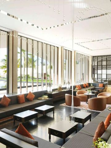 Helle, einladende Lounge mit modernen Möbeln und Meerblick im Al Baleed Resort Salalah.