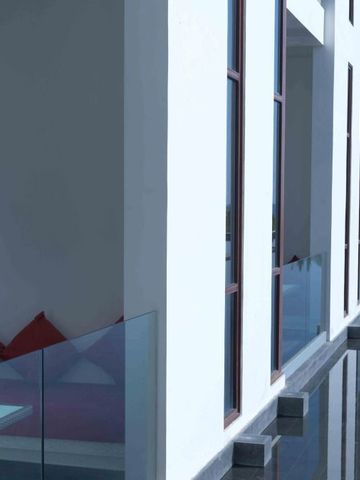 Minimalistisches Design mit weißen Wänden und roten Kissen in einem modernen Hotel