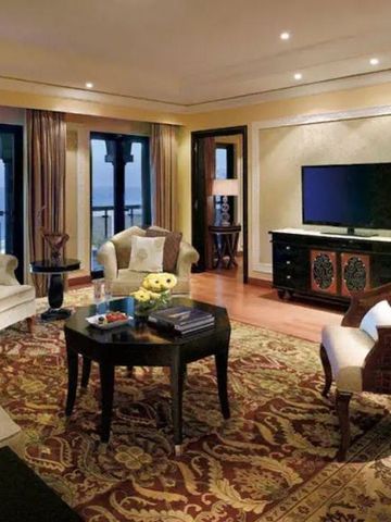 Luxuriöses Wohnzimmer einer Hotelsuite mit Meerblick und eleganter Einrichtung