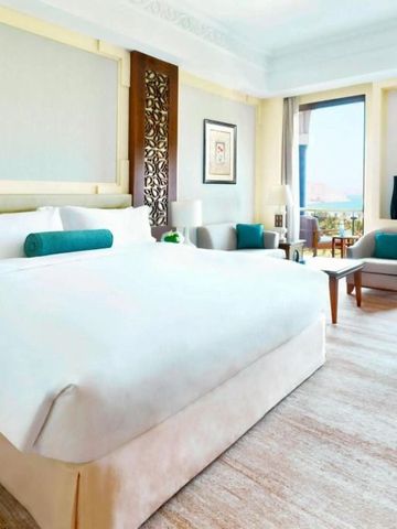 Luxuriöses Hotelzimmer mit großzügigem Bett und Meerblick