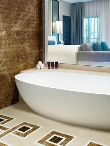 Moderner Hotelbadezimmer mit freistehender Badewanne