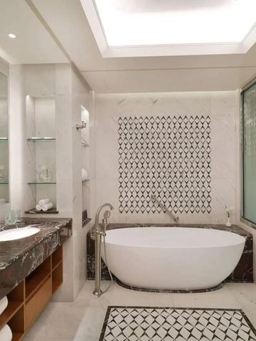 Luxuriöses Badezimmer mit Marmor und edlen Fliesen