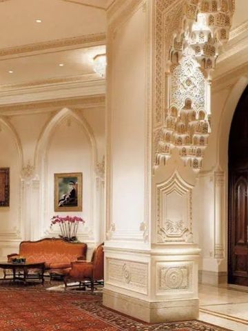 Prächtige Hotel-Lobby mit opulenter Dekoration