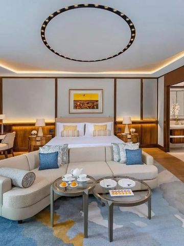 Geräumiges und luxuriös eingerichtetes Hotelzimmer mit modernem Design