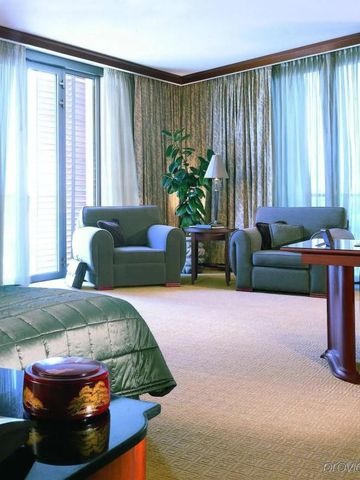 Komfortables Hotelzimmer mit Sitzecke und natürlichem Licht