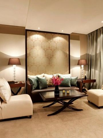 Eleganter Hotel-Loungebereich mit luxuriösen Möbeln und Beleuchtung