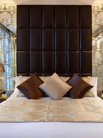 Elegantes Schlafzimmer mit luxuriösen Kissen und kunstvollen Verzierungen