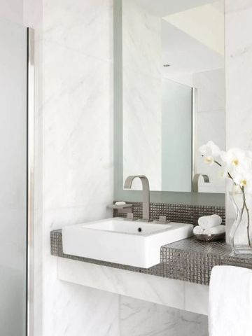 Minimalistische Eleganz im Gästebad mit stilvollem Waschbecken