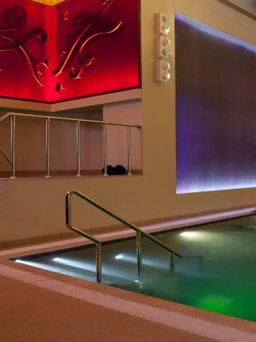 Luxuriöser Innenpool mit schicker Beleuchtung im Hotel