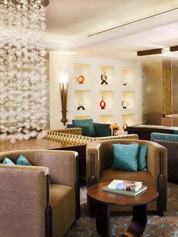 Stilvoll eingerichtete Hotellobby mit eleganten Möbeln