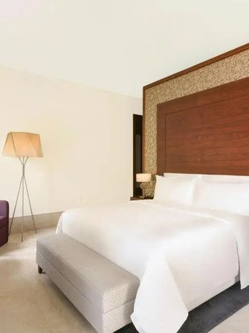 Elegantes Hotelzimmer mit Kingsize-Bett und moderner Einrichtung