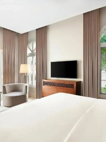 Helles Schlafzimmer mit Blick auf den privaten Pool und Garten