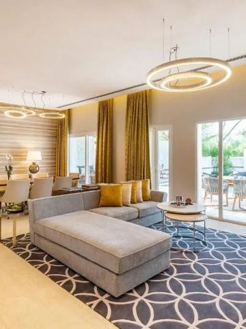 Geräumiger Wohnbereich mit moderner Einrichtung und Essbereich