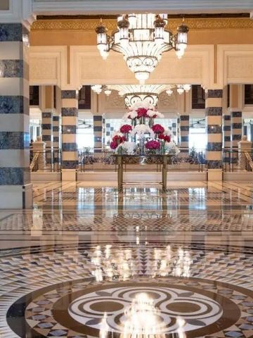 Prächtige Lobby des Jumeirah Al Qasr mit Marmorboden und eleganten Kronleuchtern