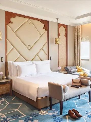 Elegantes Hotelzimmer mit großem Bett und luxuriösem Interieur im Jumeirah Al Qasr