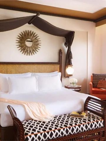 Raffiniert eingerichtetes Schlafzimmer mit Himmelbett im Jumeirah Al Qasr
