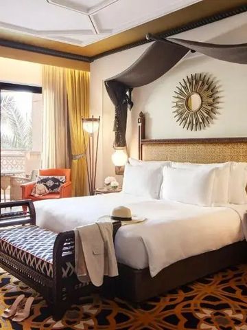 Luxuriöses Doppelzimmer mit Balkonblick und eleganter Einrichtung