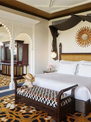 Geräumige Suite mit marokkanischen Design-Elementen und luxuriösem Bett