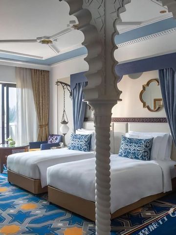 Zweibettzimmer mit arabischen Designelementen und Balkonzugang