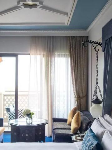 Luxuszimmer mit eleganter Sitzecke und Balkonblick