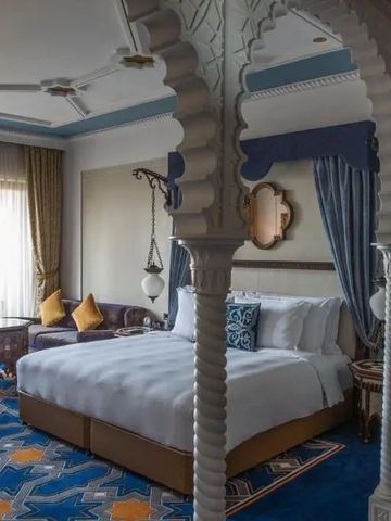 Luxuriös eingerichtetes Zimmer mit orientalischem Design und eleganten Dekorelementen