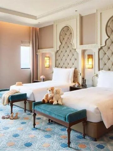 Helles Doppelzimmer mit zwei Einzelbetten und stilvollen Details im luxuriösen Hotel