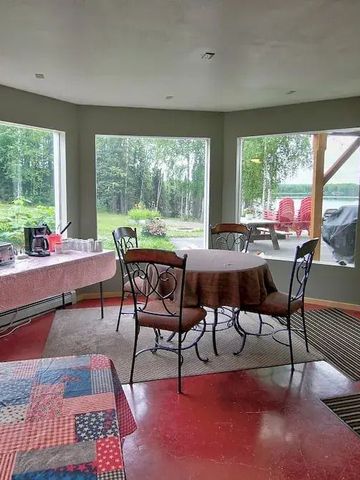 Essbereich mit großen Fenstern und Blick auf den Wald