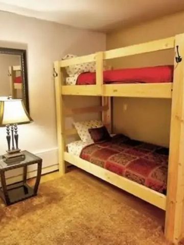 Rustikales Zimmer mit Etagenbett und gemütlicher Einrichtung