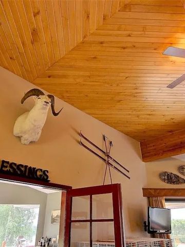 Holzdecke mit Dekorationen und Tierpräparationen an der Wand