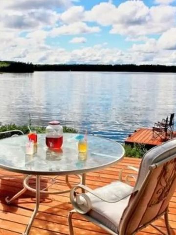 Terrasse mit Sitzgelegenheiten und Blick auf einen malerischen See