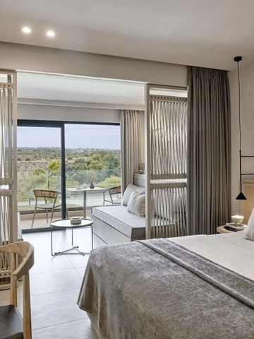 Modernes Hotelzimmer mit großem Fenster und Sitzgelegenheit