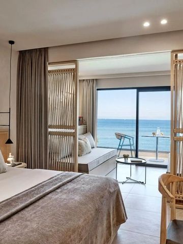 Hotelzimmer am Meer mit komfortablem Bett und direktem Meerblick