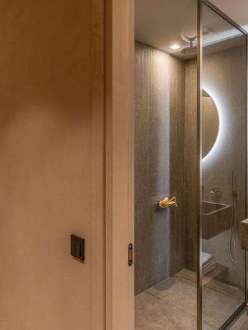 Elegantes Badezimmer mit moderner Dusche und Beleuchtung