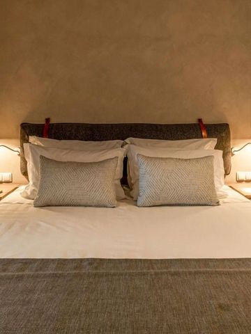 Gemütliches Doppelbett mit schicker Beleuchtung und Dekor