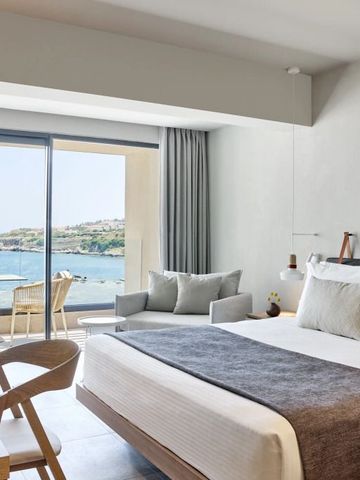 Zimmer mit Meerblickbalkon und moderner Einrichtung