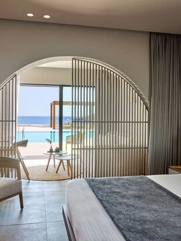 Modernes Zimmer mit Meerblick und gemütlicher Einrichtung