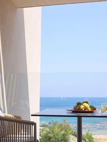 Terrasse mit Sitzgelegenheit und Panoramablick auf das Meer