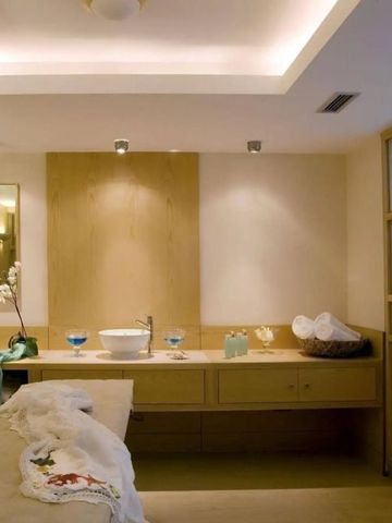 Wellnessraum mit warmer Beleuchtung und entspannter Atmosphäre