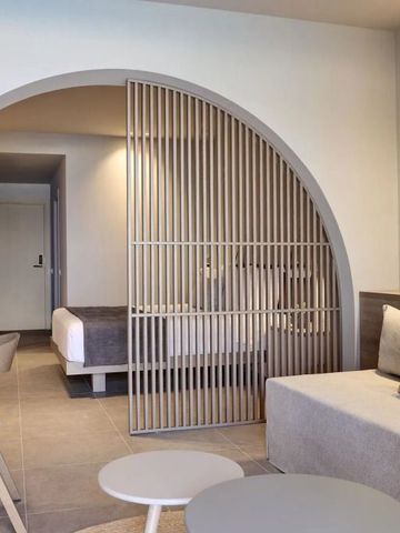 Helles, modernes Zimmer mit einem großen Bogen als Raumteiler