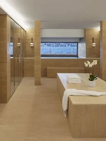 Luxuriöser Spa-Bereich mit heller Holzverkleidung und Orchideendekoration