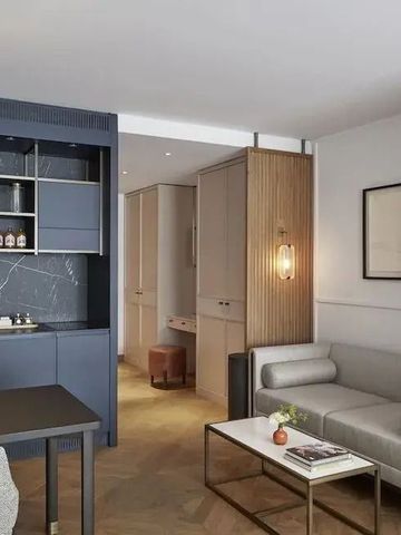 Moderne Suite mit komfortabler Sitzecke und Küchenzeile