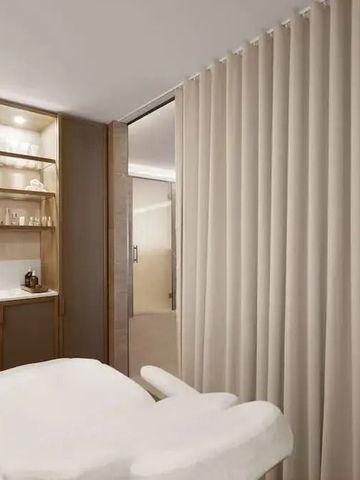 Gemütlicher Behandlungsraum im Spa mit Sonderbeleuchtung und Holzakzenten