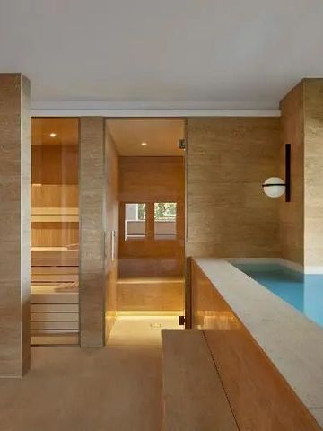 Moderne Sauna mit angrenzendem Pool in einem eleganten Spa-Bereich