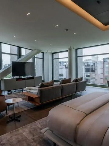 Luxuriöse Suite mit großen Fenstern und stilvoller Einrichtung samt Sitzbereich