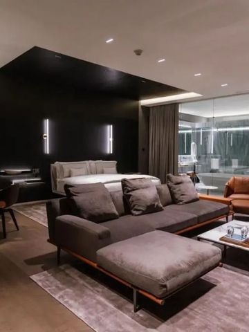 Stilvolle Suite mit moderner Möblierung und offener Badgestaltung