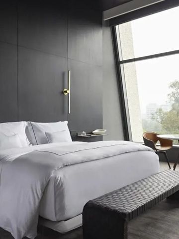 Geräumiges Schlafzimmer mit luxuriösem Bett und Panoramablick